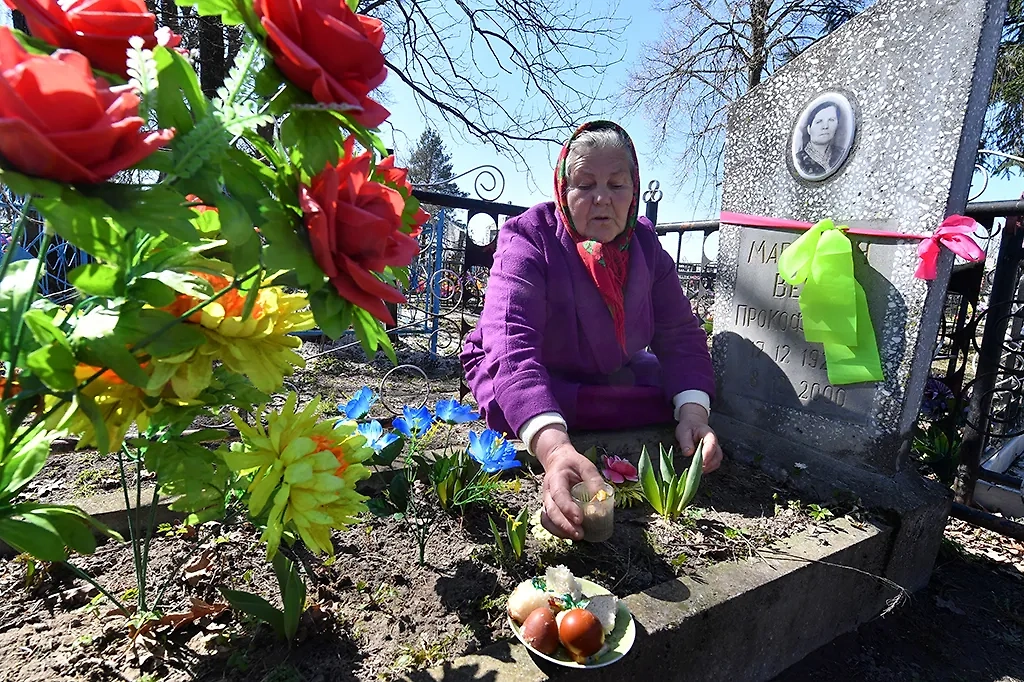 Радоница — это когда живые и мёртвые вместе празднуют, что Христос воскрес. Фото © ТАСС / Виктор Драчев