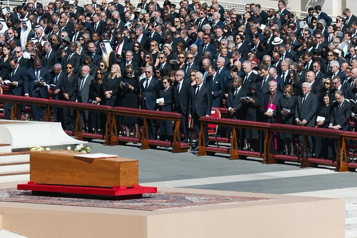 Тысячи людей прибыли проститься с Папой Римским. Фото © X / gitanasnauseda