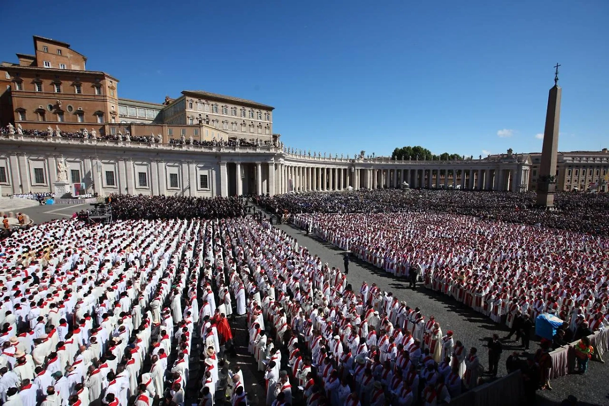 Тысячи людей прибыли проститься с Папой Римским. Фото © X / kajakallas