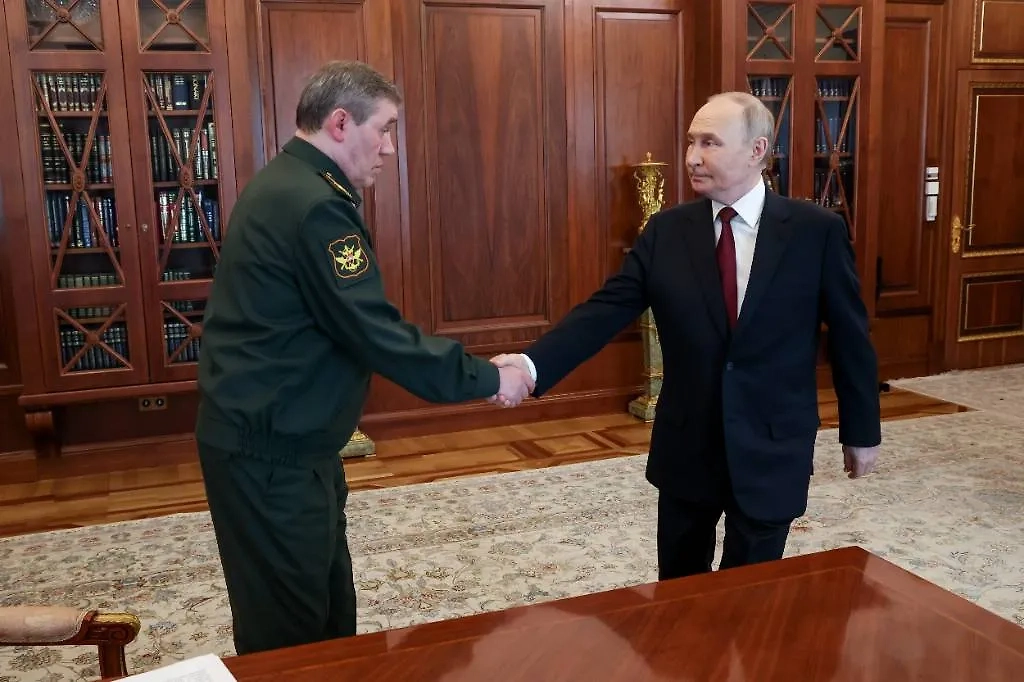 Президент РФ Владимир Путин и начальник Генерального штаба ВС РФ генерал армии Валерий Герасимов (справа налево) во время встречи в Кремле. Фото © ТАСС / Вячеслав Прокофьев