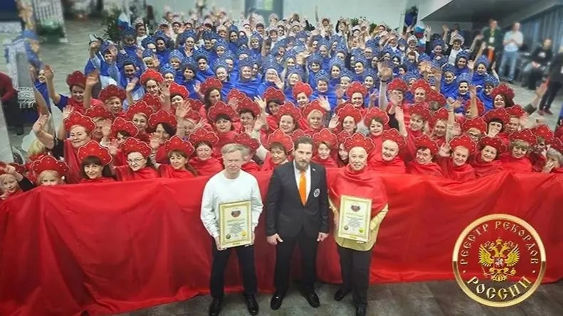 200 женщин в кокошниках создали живой флаг России в Перми. Фото © VK / Реестр рекордов России