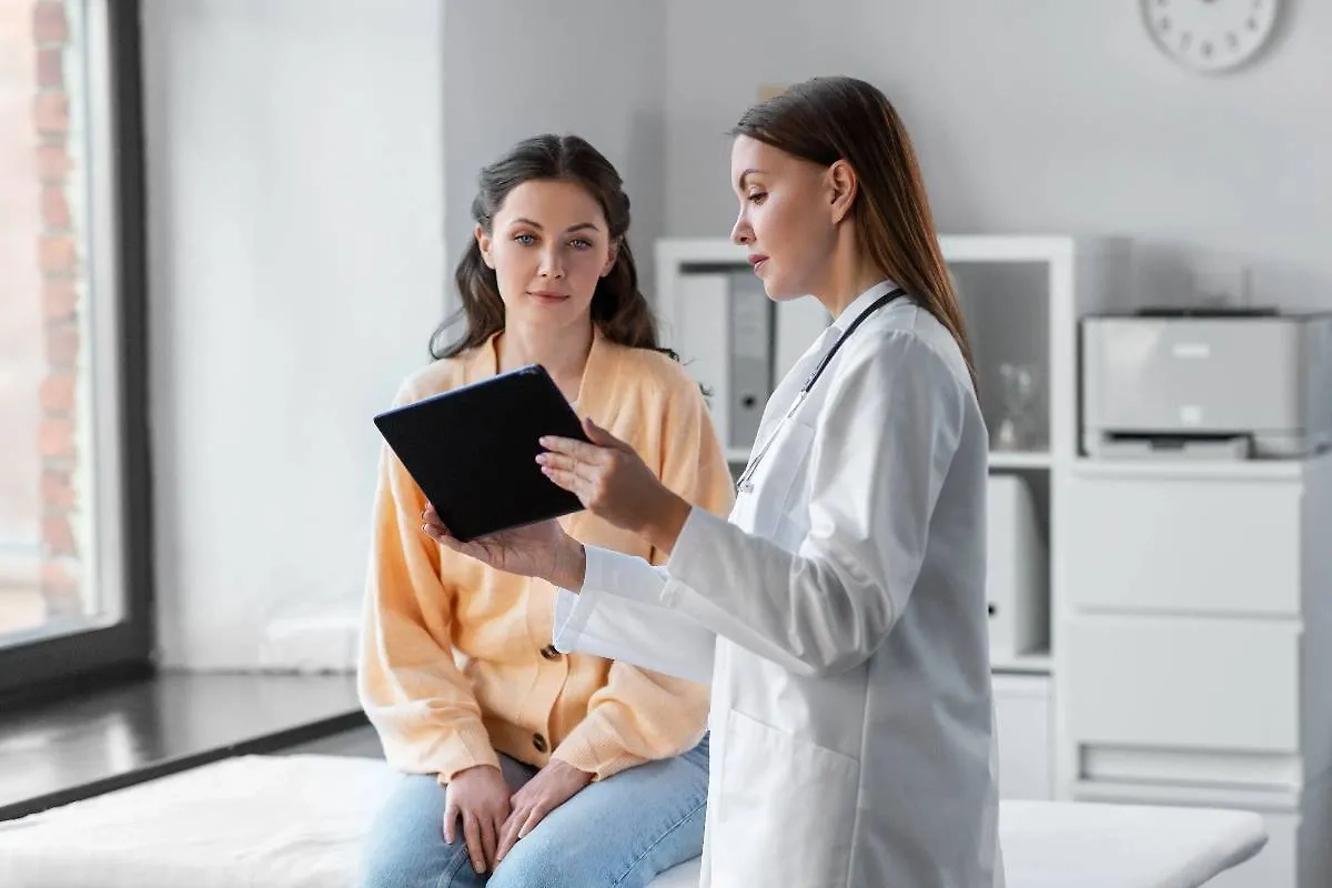 При заболеваниях после укуса клеща лечение назначает врач. Фото © Shutterstock / FOTODOM / Ground Picture