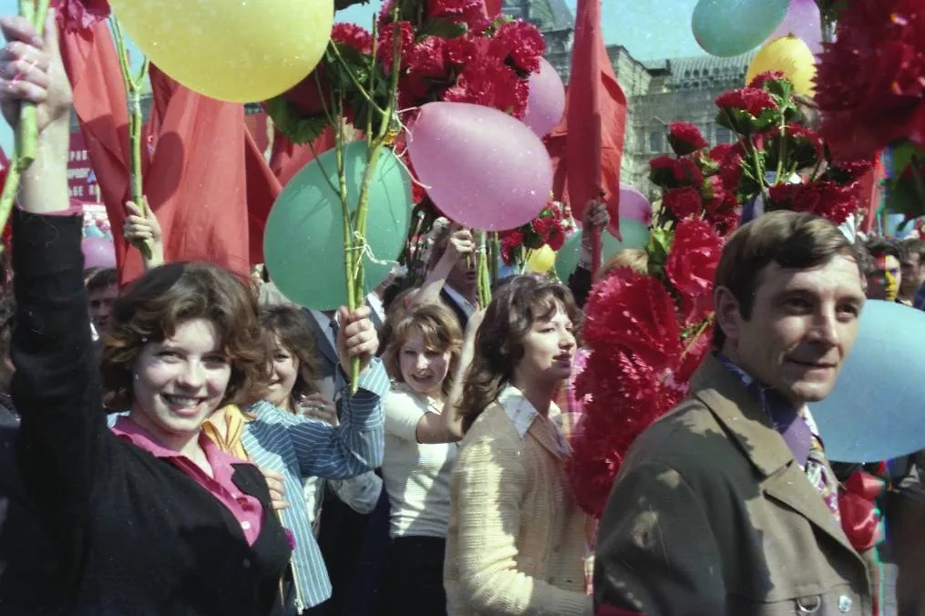 Майские гулянья в СССР: что осталось от советских традиций празднования. Фото © ТАСС / Николай Акимов