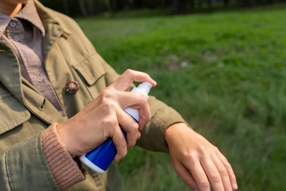 Средства от клещей можно наносить на кожу или одежду. Фото © Shutterstock / FOTODOM / 