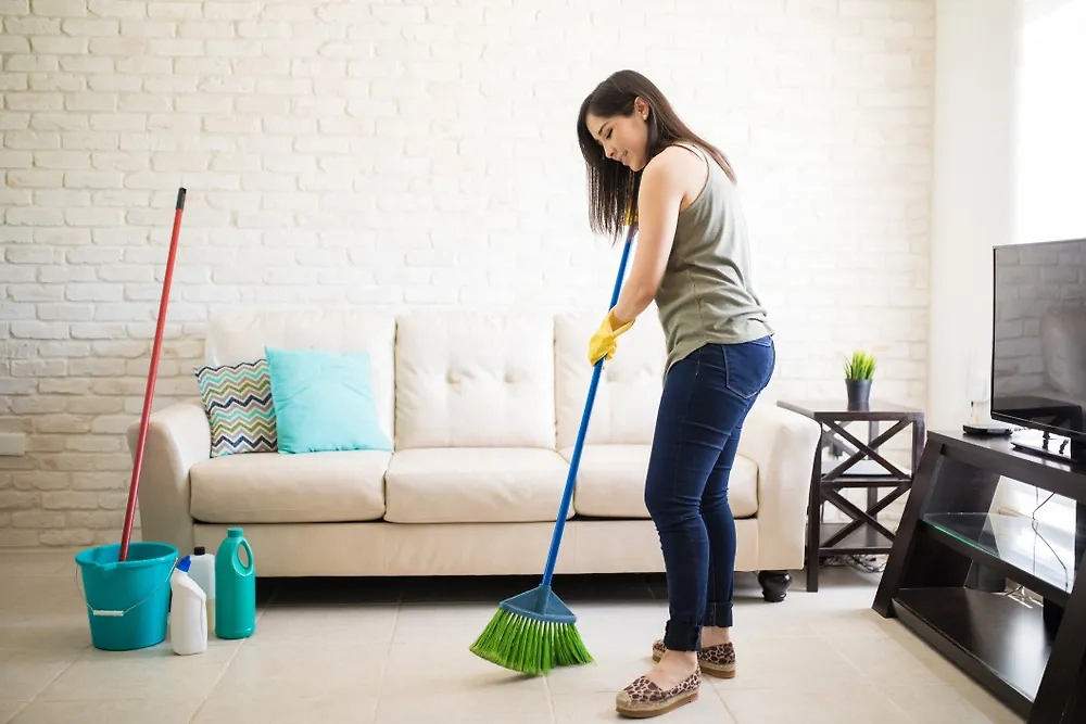 Метла и предметы уборки: опасность их выноса из дома в майские дни. Фото © Shutterstock / FOTODOM / antoniodiaz