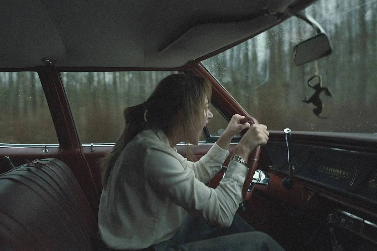 Собиратель душ (Longlegs). Фото © Кадр из фильма «Собиратель душ», режиссёр Осгуд Перкинс / Kinopoisk