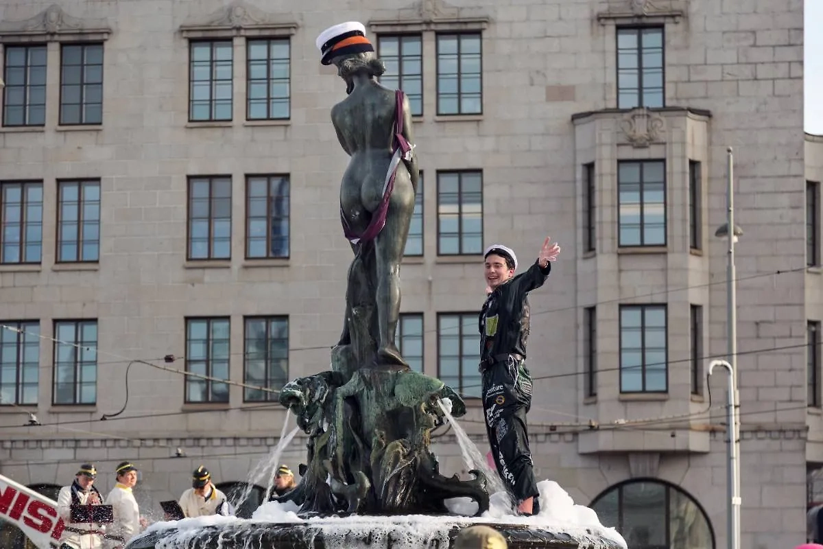 В Финляндии на 1 Мая студенты наряжают скульптуру в Хельсинки. Фото © Shutterstock / FOTODOM / The Art of Pics