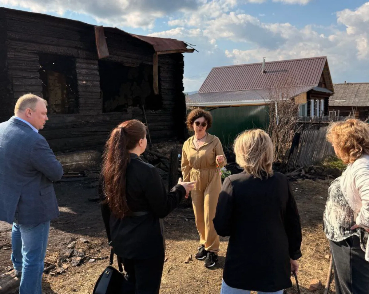 Министр социальных отношений региона Наталья Лугачёва на месте происшествия. Фото © Telegram / Минсоц74