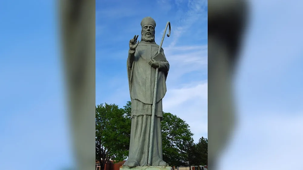 Ермолаевский монах? Ирландский святой Малахия? Ораторианец Филипп? Кто угодно мог написать это пророчество. Статуя святого Малахии. Фото © Wikipedia / Patricia Drury