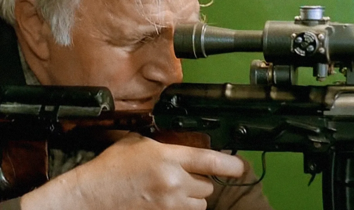 «Ворошиловский стрелок» (1999): месть ветерана за поруганную честь внучки. Фото © Кадр из фильма «Ворошиловский стрелок», режиссёр Станислав Говорухин, сценаристы Александр Бородянский и др. / Kinopoisk