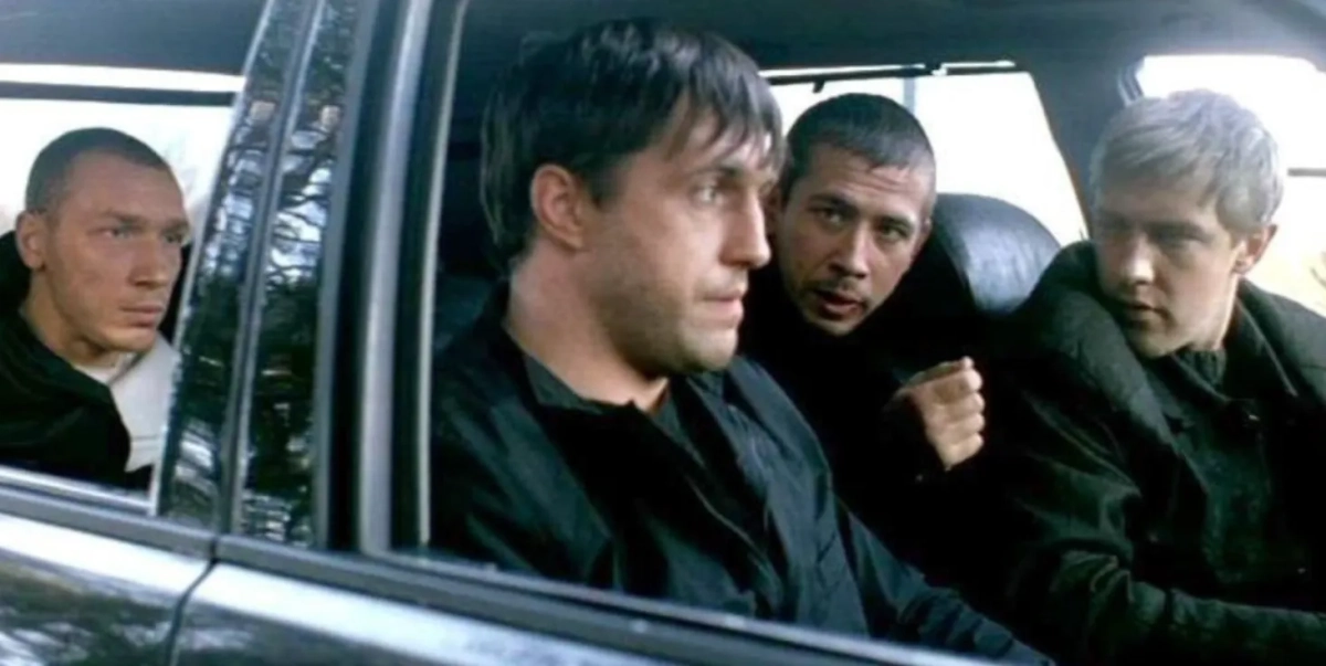 «Бумер» (2003): побег четверых друзей от закона и бандитов. Фото © Кадр из фильма «Бумер», режиссёр Пётр Буслов, сценарист Пётр Буслов и др. / Kinopoisk