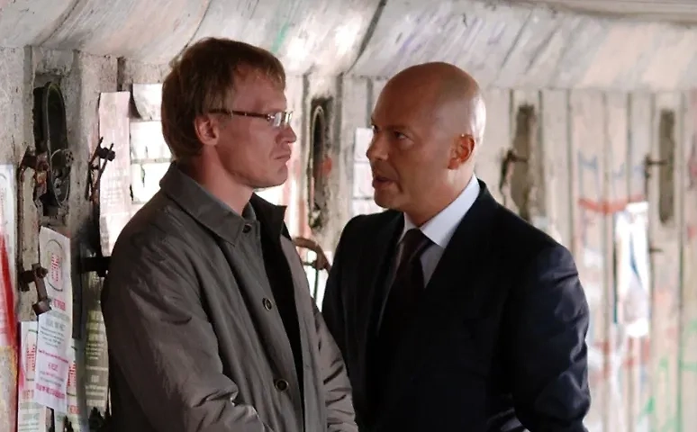 «ПираМММида» (2011): история крупнейшей финансовой аферы 90-х. Фото © Кадр из фильма «ПираМММида», режиссёр Эльдар Салаватов, сценаристы Максим Василенко, Сергей Крайнев, Сергей Мавроди / Kinopoisk