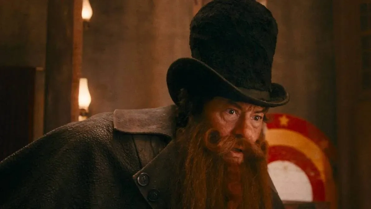 Карабас-Барабас, которого играет Фёдор Бондарчук. Фото © Кадр из фильма «Буратино», режиссёр Игорь Волошин, сценаристы Андрей Золотарёв, Аксинья Борисова, Алина Тяжлова / Kino-teatr.ru