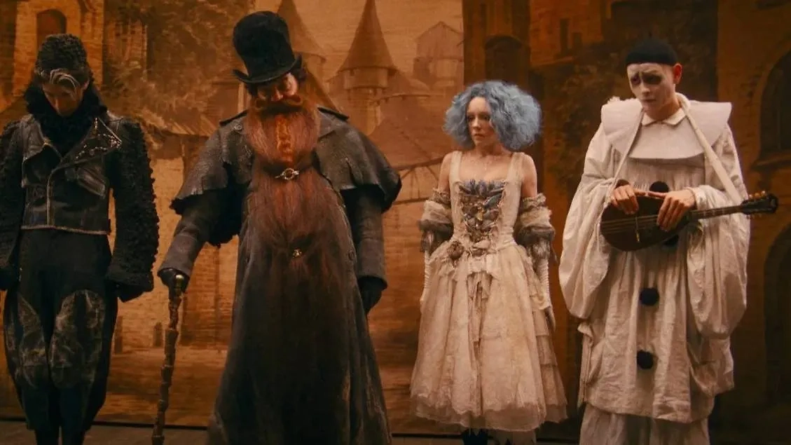 Карабас-Барабас в окружении кукол. Фото © Кадр из фильма «Буратино», режиссёр Игорь Волошин, сценаристы Андрей Золотарёв, Аксинья Борисова, Алина Тяжлова / Kino-teatr.ru