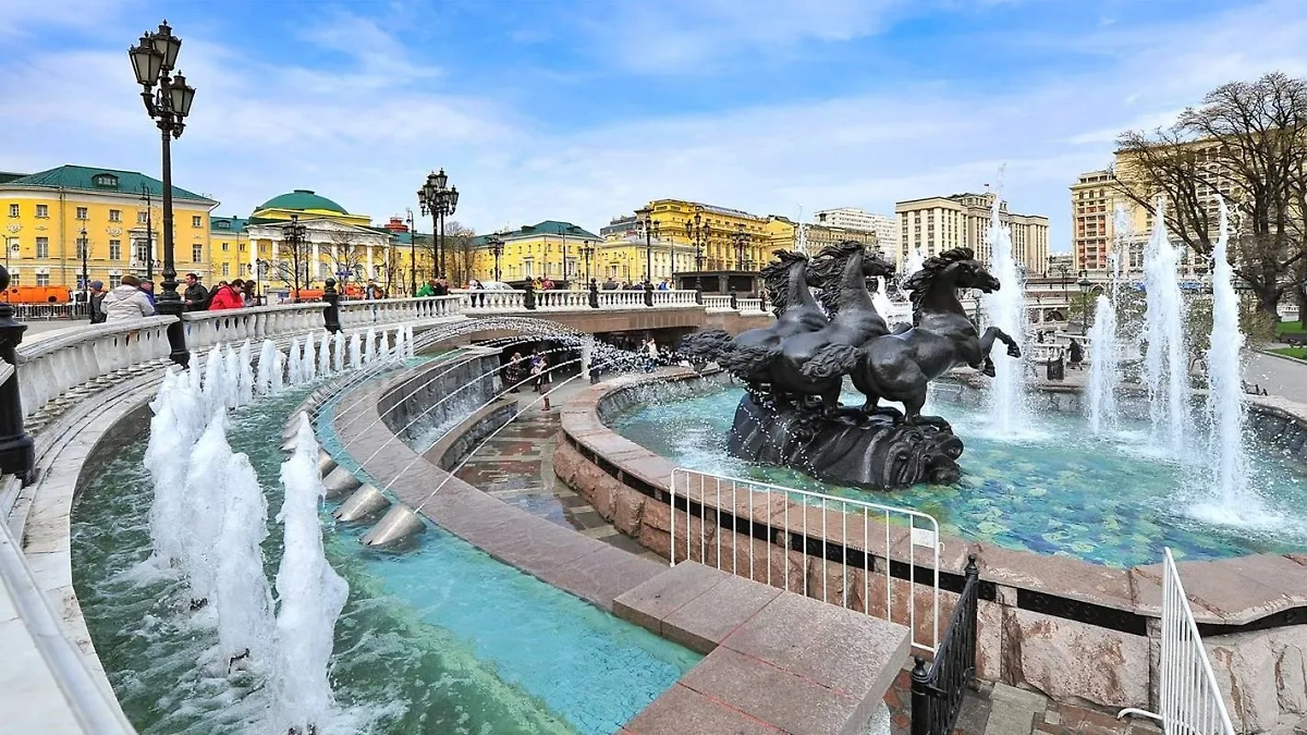 «Герои сказок», пожалуй, самый посещаемый художественный объект Зураба Церетели.  Фото © Wikipedia / Пресс-служба Правительства Москвы