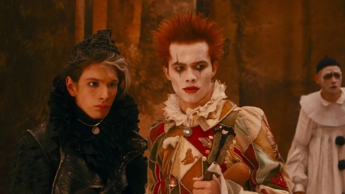 Марк Эйдельштейн — Артемон, Рузиль Минекаев — Арлекин, Степан Белозёров – Пьеро. Фото © Кадр из фильма «Буратино», режиссёр Игорь Волошин, сценаристы Андрей Золотарёв, Аксинья Борисова, Алина Тяжлова / Kino-teatr.ru