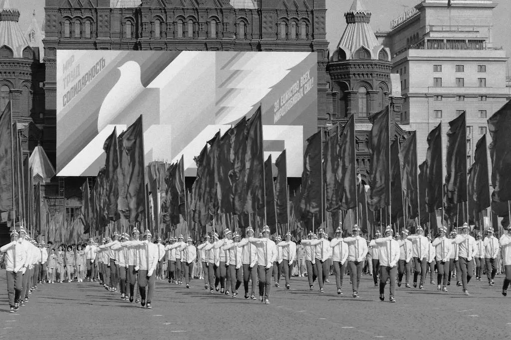 5 главных традиций праздника 1 Мая, которые сделают ваш отдых незабываемым. Фото © ТАСС / Юрий Лизунов, Александр Чумичев