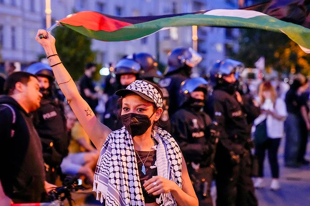 1 Мая 2025: День Весны и Труда с четырьмя выходными — полное руководство по празднику. Фото © ТАСС / AP / Ebrahim Noroozi