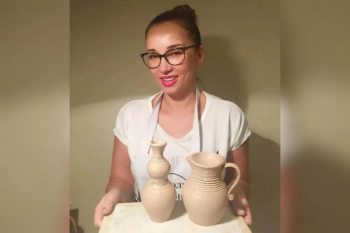 Анфиса Чехова любит гончарный круг: она шикарно делает горшки, потом обжигает и дарит друзьям. Фото © Instagram (признан экстремистской организацией и запрещён на территории Российской Федерации) / achekhova