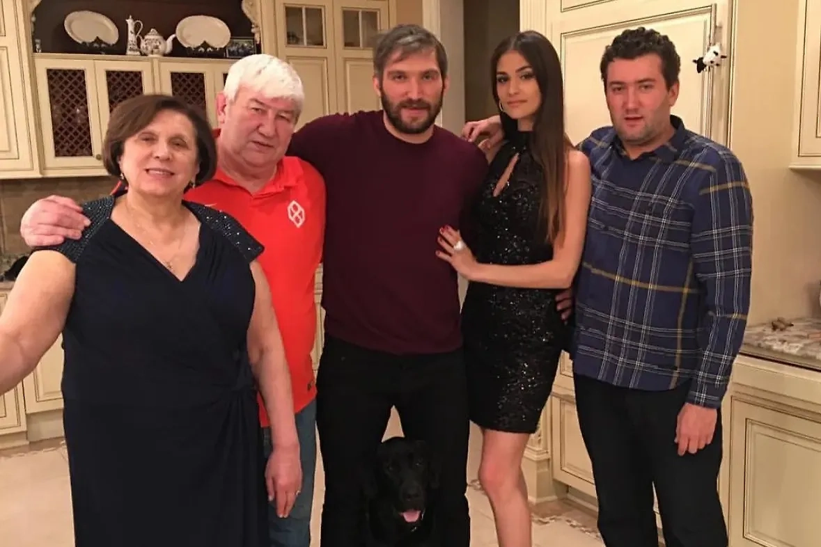 Татьяна Овечкина, Михаил Овечкин, Александр Овечкин, Настасья Овечкина и брат спортсмена Михаил Овечкин. Фото © Instagram (признан экстремистской организацией и запрещён на территории Российской Федерации) / aleksandrovechkinofficial