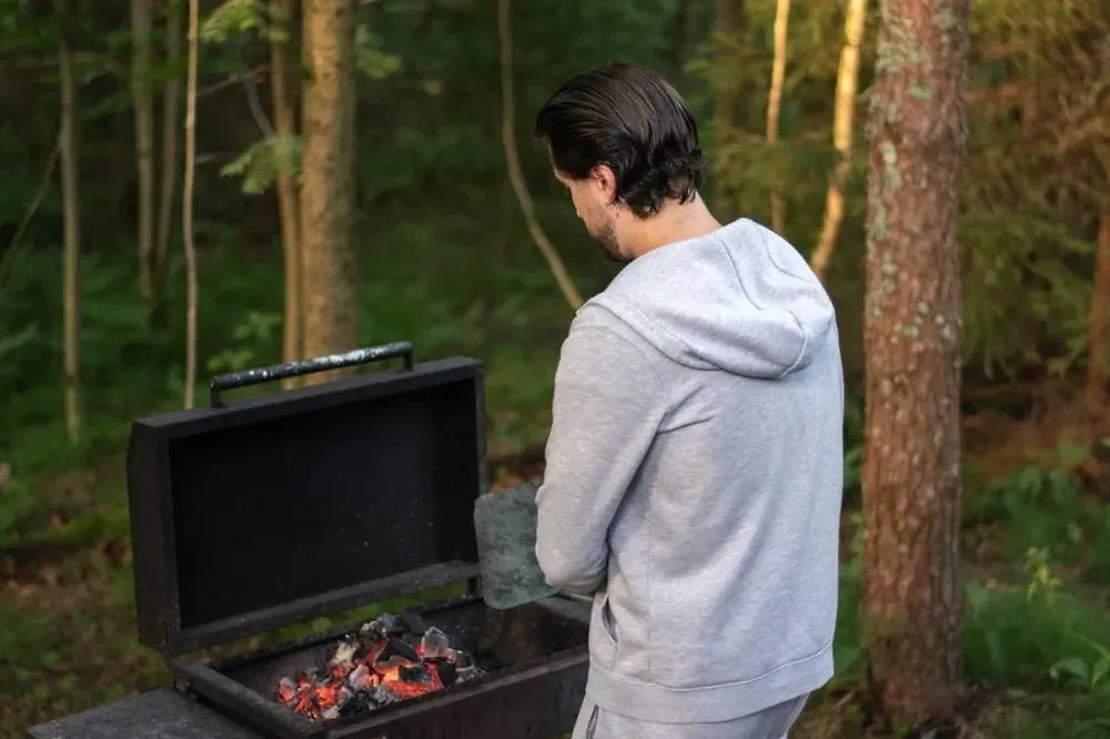 Даже угли могут быть опасны, пока вы их не потушили. Фото © Shutterstock / FOTODOM / Alena Sapronova