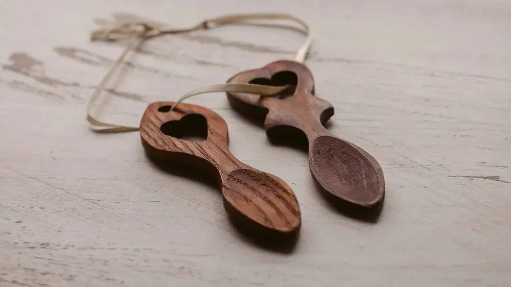 Кельты всегда славились своим трепетным отношением к любви, поэтому в Уэльсе распространился обычай вырезания любовных ложек. Фото © Shutterstock / FOTODOM / Nacho Mena