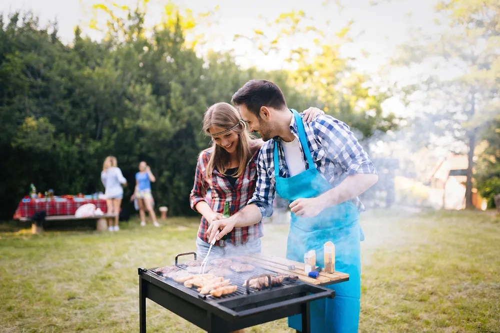 Даже тушить огонь нужно правильно, потому что оставленное отдыхающими кострище — одна из самых частых причин пожара. Фото © Shutterstock / FOTODOM / NDAB Creativity