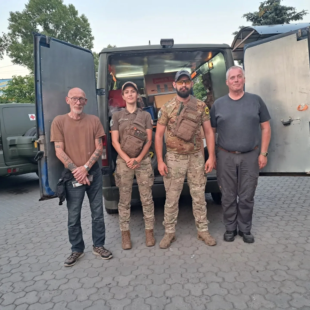 Бовины (по центру) какое-то время занимались волонтёрской деятельностью. Фото © Facebook (признан экстремистской организацией и запрещён на территории Российской Федерации) / darya.kremlyova