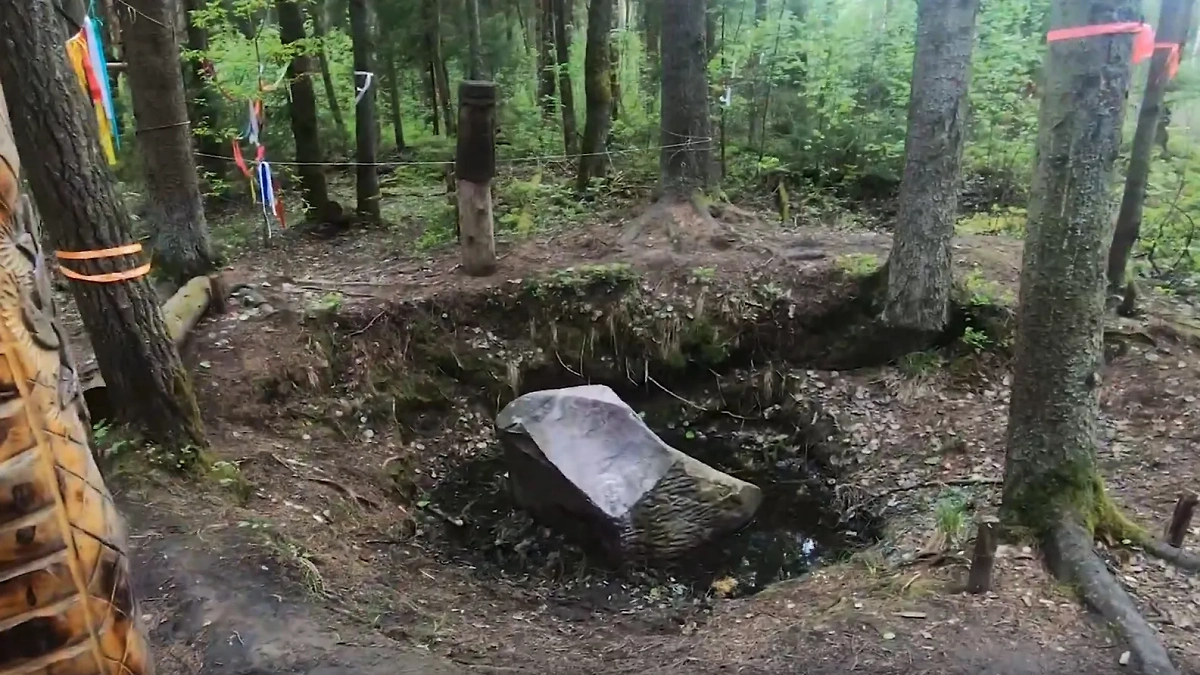 Змеиный камень, языческое урочище, — одна из главных достопримечательностей Шатуры. Фото © RuTube / Строительные Совпадения