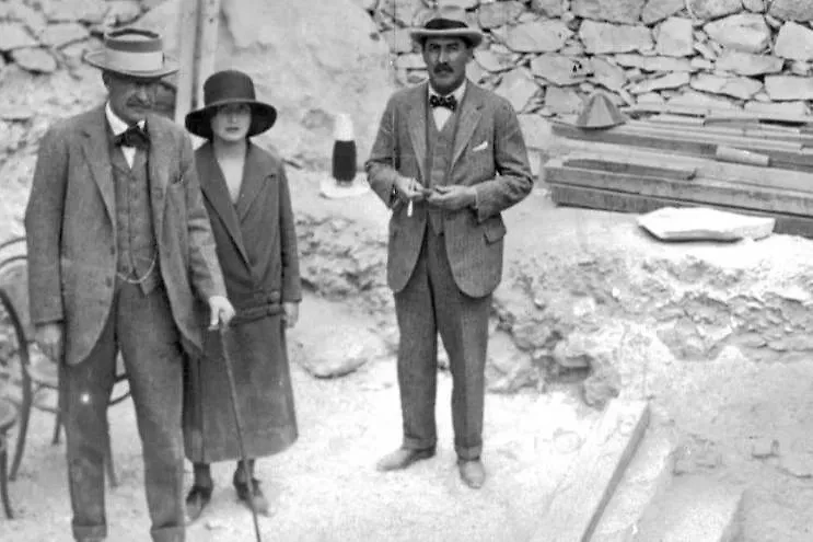 Лорд Карнавон (слева), его дочь Эвелин и Говард Картер на месте раскопок гробницы Тутанхамона. Фото © Wikipedia / Harry Burton  