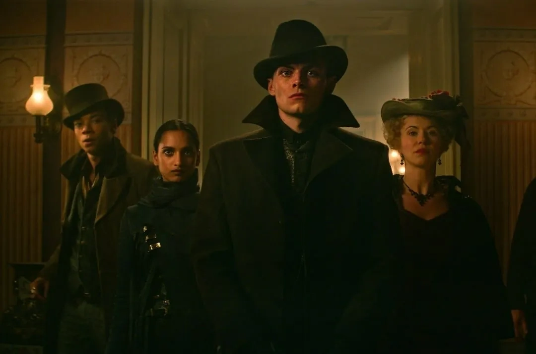 Фото © «Тень и кость» (сериал 2021–2023), режиссёры Майрзи Алмас, Ли Толанд Кригер и др., сценаристы Ли Бардуго, Эрик Хайссерер и др. / Kinopoisk 