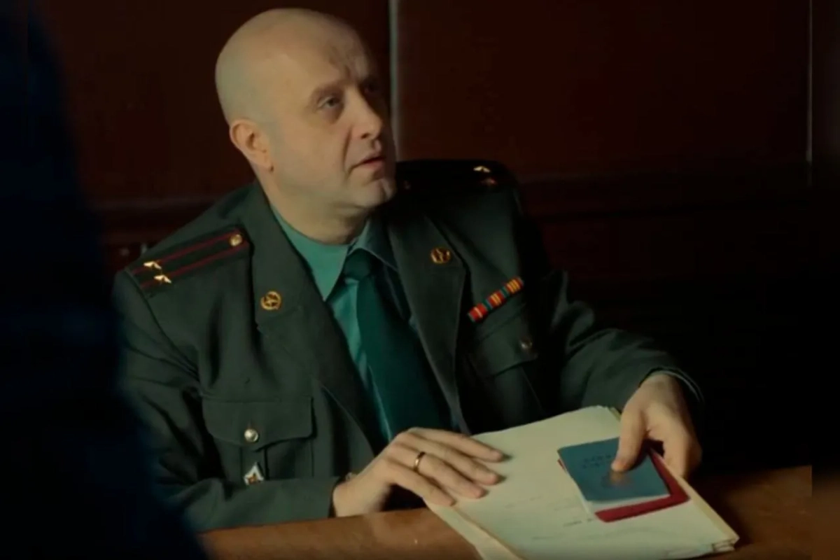 Трудовая книжка из будущего: все хронологические ошибки сериала «Аутсорс». Фото © Сериал «Аутсорс», режиссёр Душан Глигоров / Kinopoisk