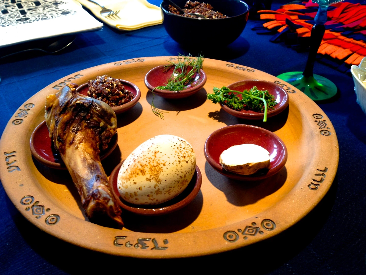 Тарелка для седера на Песах. Фото © Wikipedia / Khane Rokhl Barazani