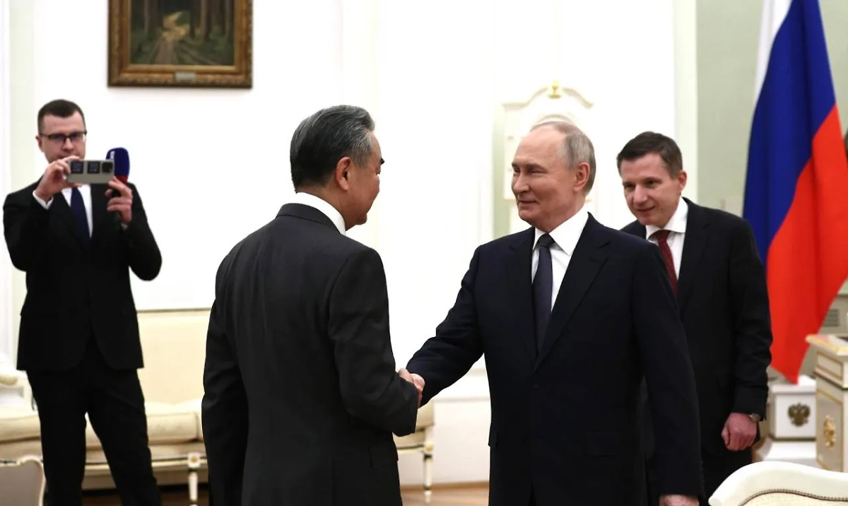 Владимир Путин с главой МИД Китая Ван И. Обложка © kremlin.ru / ТАСС, фотограф Михаил Терещенко