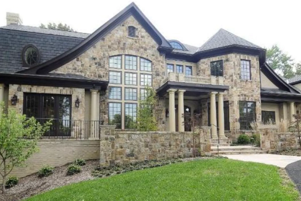 В доме Овечкина в Маклине пять спален, семь ванных и огромный зал. Стоимость актива растёт и сейчас составляет $5,5 млн. Фото © redfin.com