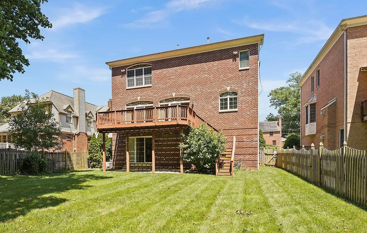 В таунхаусе Овечкина в Арлингтоне пять спален и четыре ванные. Фото © zillow.com