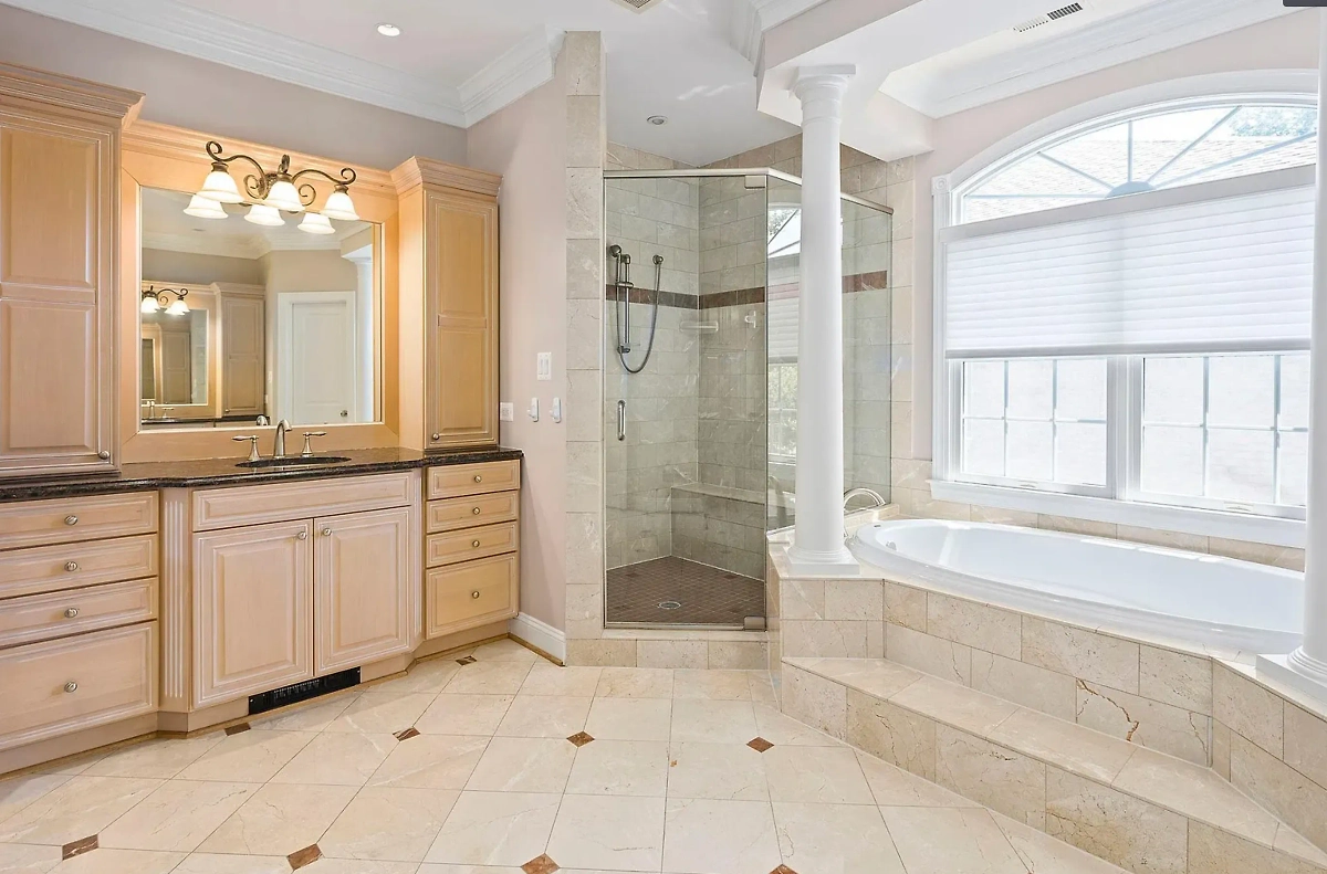 В таунхаусе Овечкина в Арлингтоне пять спален и четыре ванные. Фото © zillow.com