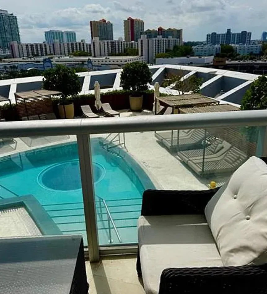 Вместо дачи у Овечкина — пентхаус на берегу Атлантического океана, в Санни-Айлс-Бич. Фото © zillow.com