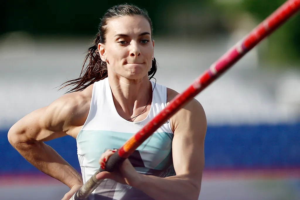 В прыжках с шестом именно россиянка пробила «пятиметровый потолок» для женщин. Фото © ТАСС / Александр Щербак