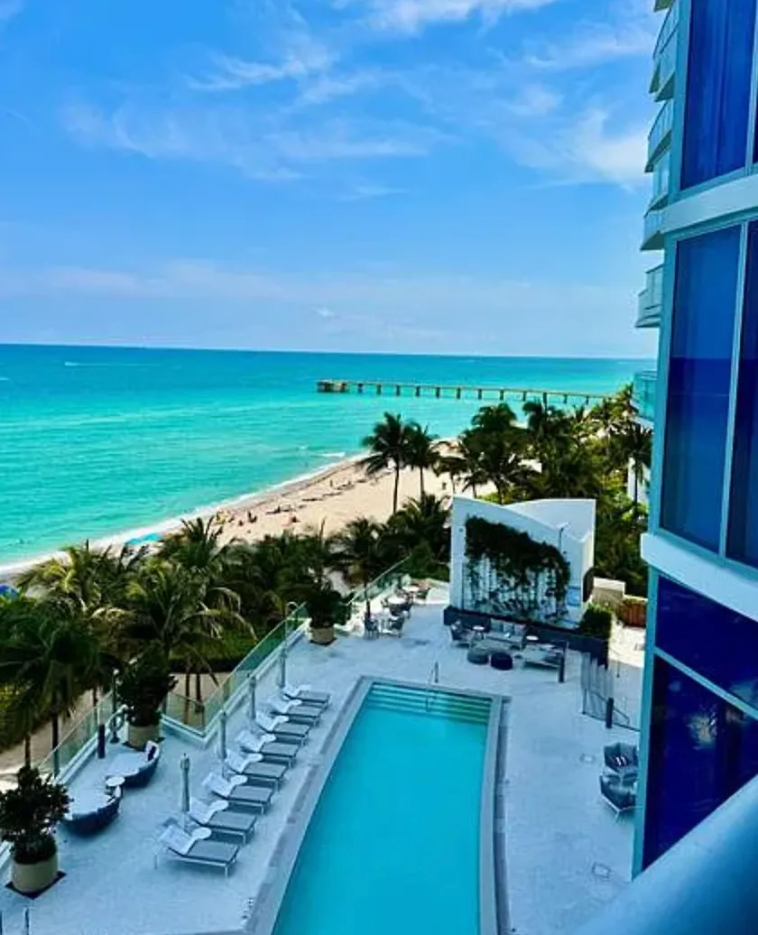 Вместо дачи у Овечкина — пентхаус на берегу Атлантического океана, в Санни-Айлс-Бич. Фото © zillow.com