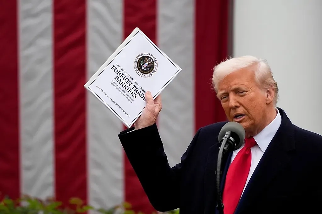 Президент США Дональд Трамп на мероприятии «День освобождения», во время которого он объявил о введении новых взаимных пошлин в отношении торговых партнёров. Фото © ТАСС / KENT NISHIMURA