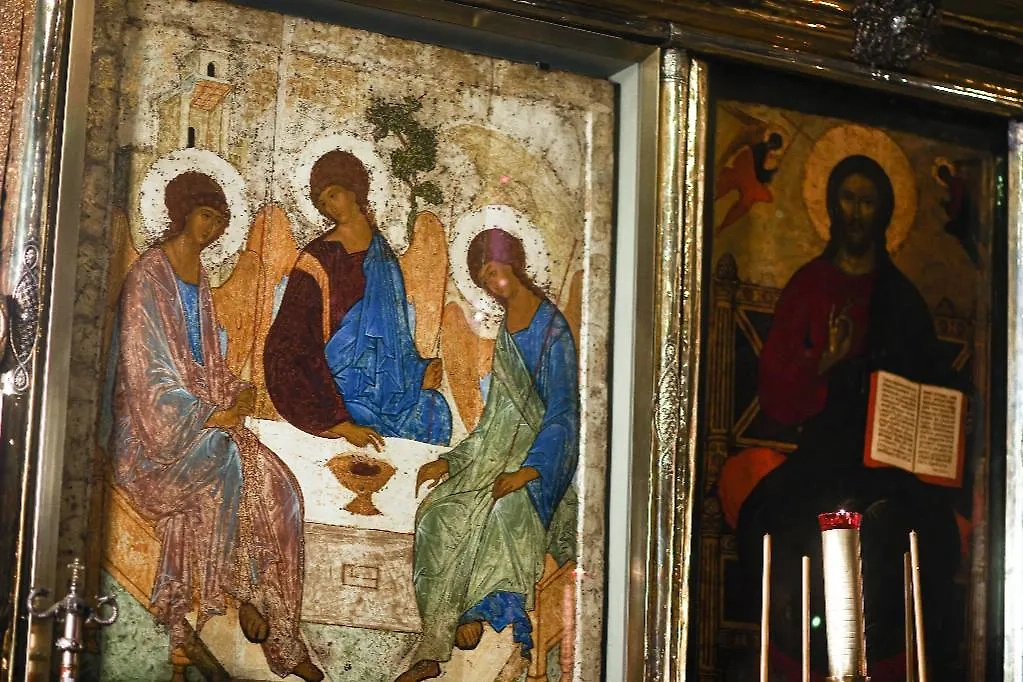 Иконы Святой Троицы обычно изображают три прекрасноликих фигуры ангелоподобного вида. Фото © ТАСС / Михаил Терещенко