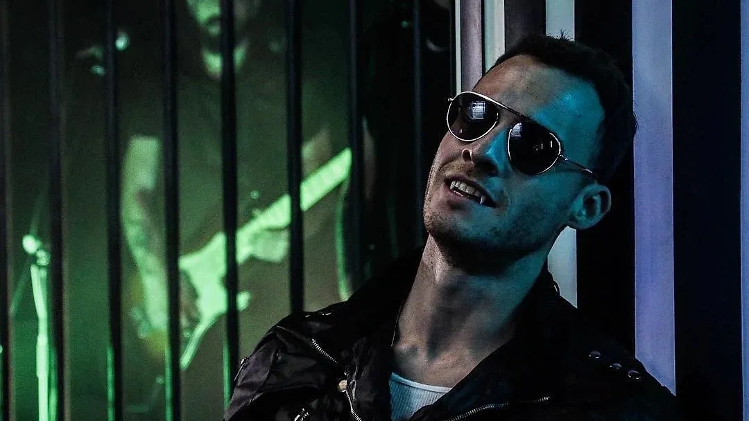 Керем Бюрсин. Фото © Кадр из сериала «Безжизненные», режиссёр Alphan Eseli, сценаристы Mustafa Salih Bozcu, Gizem Kizil, Samil Yilmaz и др. / Kinopoisk