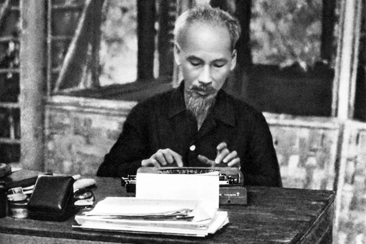 Дядюшка Хо почти не расставался с пишущей машинкой. Фото © Getty Images / Pictures from History