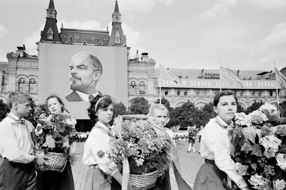 День пионерии отмечают с 1922 года. За более чем 100 лет его истории уже сложились пионерские традиции. Фото © ТАСС / Виктор Будан, Валентин Кузьмин 