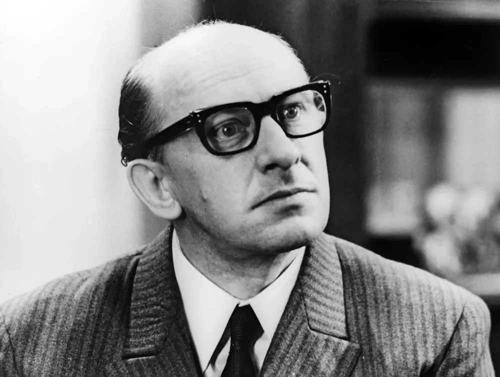 Популярный советский актёр Евгений Евстигнеев почти не расставался с сигаретами. Фото © РИА Новости / А. Гольцин