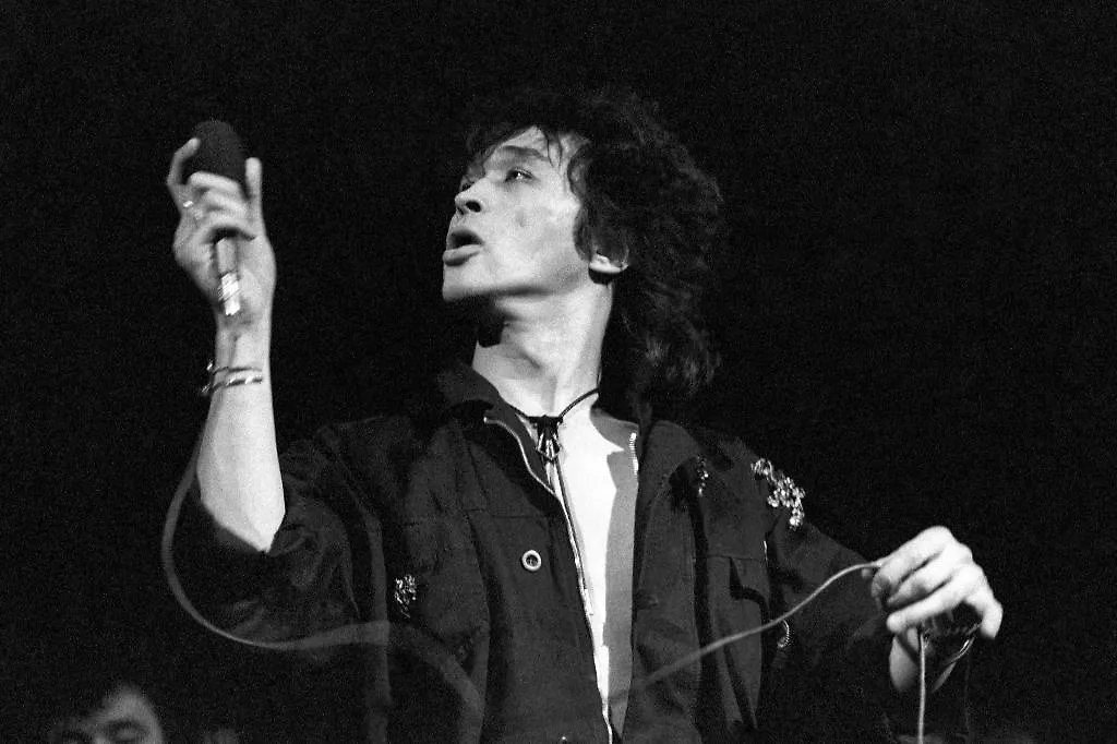 Со смертью Виктора Цоя нить нашей судьбы закончилась, и теперь мы живём в проклятом мире, который сами и создали. Фото © ТАСС / Александр Чумичев, Александр Шогин