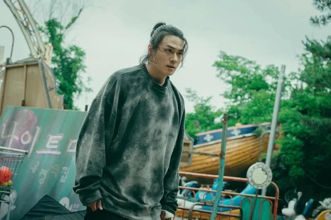 Южнокорейская дорама «Слабый герой» покорила мировой рейтинг Netflix в 2025 году. Фото © Кадр из сериала «Слабый герой», режиссёры Ю Су-мин, Пак Тан-хи, сценаристы Ю Су-мин, Ким Джин-сок / Kinopoisk