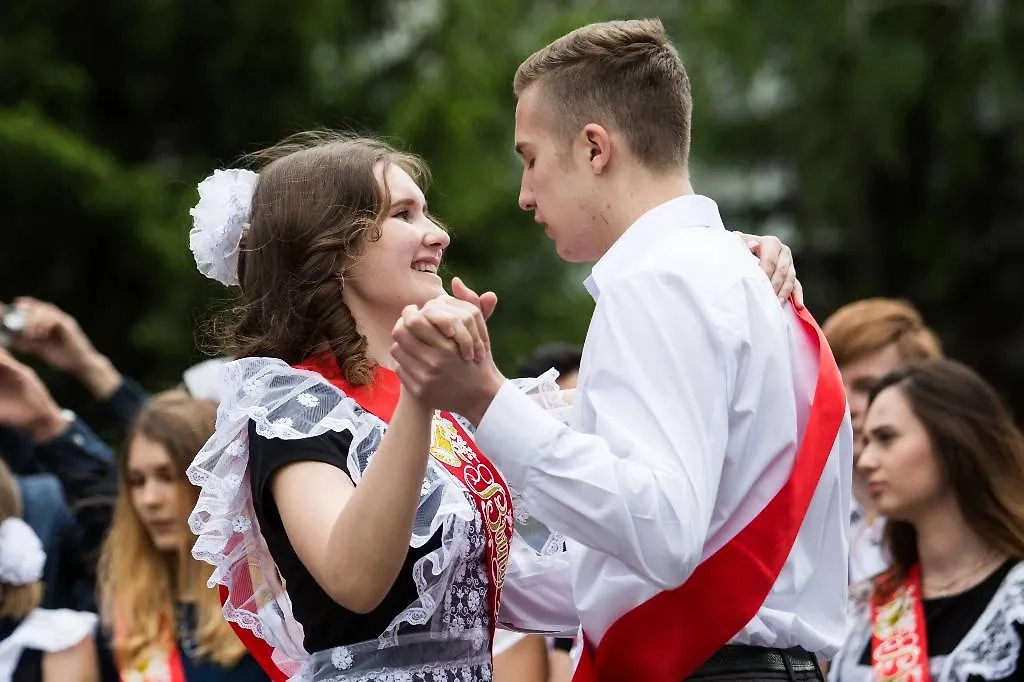 На последнем звонке обычно танцуют вальс. Фото © ТАСС / Дмитрий Феоктистов