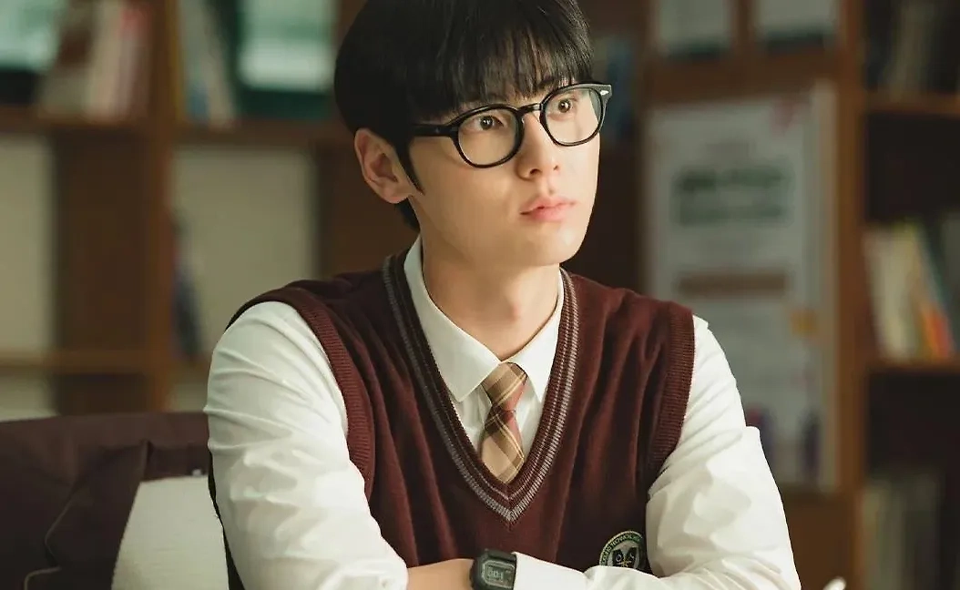 Вау! Из этой дорамы 2025 года мы можем узнать больше о жизни корейских пэтэушников! Фото © Кадр из фильма «Учебная группа», режиссёр Ли Джан-хун и др. / Kinopoisk